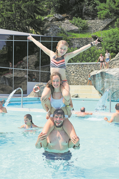 «Wasserturm» am Badetag. (Lagerbild: Pfarreilager Kägiswil, Brigerbad 18. Juli 2019)