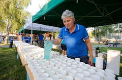 Barbara Super sorgt füllt die Getränke auf. (Bild: Stefan Kaiser, Oberägeri, 19. Juli 2019)