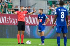 Schiedsrichter Lionel Tschudi zeigt an, dass er den Video Assistant Referee (VAR) konsultieren wird. (Bild: Martin Meienberger/freshfocus, St. Gallen, 20. Juli 2019)