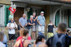Auch die Zuschauer fiebern mit den Läufern mit. (Bild: Stefan Kaiser, Oberägeri, 19. Juli 2019)