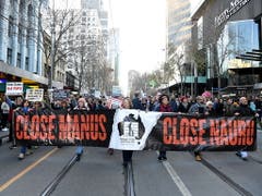 Bei der Kundgebung im Geschäftsviertel von Melbourne forderten die Demonstranten die Schliessung der Internierungslager für Flüchtlinge auf den Pazifikinseln Manus und Nauru. (Bild: KEYSTONE/EPA AAP/JAMES ROSS)