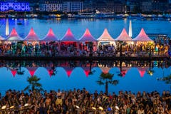 Schönes Farbenspiel am Eröffnungsabend des diesjährigen Blue-Balls-Festivals. (Bild: Roman Beer, Luzern, 19. Juli 2019)