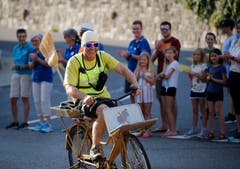 Der Besenwagen ist per Velo unterwegs. (Bild: Stefan Kaiser, Oberägeri, 19. Juli 2019)