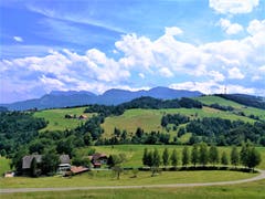 Herrliches Sommerwetter: Einzelne Wolken über der Pilatuskette stören da nicht. (Bild: Urs Gutfleisch, Rengg LU, 20. Juli 2019)
