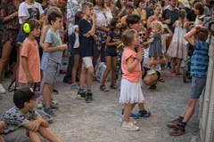 Auch die jüngsten Zuschauer geniessen das Konzert – jedenfalls die meisten. (Bild: Nadia Schärli, 20. Juli 2019)