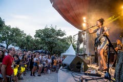Steiner und Madlaina heizen dem Publikum ein. (Bild: Nadia Schärli, 20. Juli 2019)
