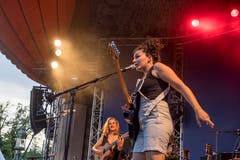 Steiner und Madlaina heizen dem Publikum ein. (Bild: Nadia Schärli, 20. Juli 2019)