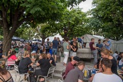 Die Leute geniessen die Atmosphäre. (Bild: Nadia Schärli, 20. Juli 2019)