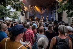 Steiner und Madlaina heizen dem Publikum ein. (Bild: Nadia Schärli, 20. Juli 2019)