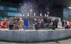 Die Luzerner Pfadi Schirmerturm beim spritzigen Lagerabschluss im Wagenbachbrunnen. Nach Jahren nicht mehr oben in der Schale – aber Spass macht es trotzdem. (Bild: Robert Bachmann, 20. Juli 2019)