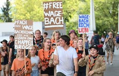 Die Luzerner Pfadi Schirmerturm bei der Rückkehr aus dem Sommerlager in Disentis. Ihren Aufmarsch vor dem KKL nutzen sie für eine kleine «Demo». Sie bedauern, dass sie zum Abschluss des Lagers nicht mehr in die obere Schale des Wagenbachbrunnens klettern dürfen. (Bild: Bruno Gisi, 20. Juli 2019)