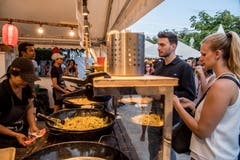 Das Blue Balls steht auch für vielfältige Essensstände. (Bild: Nadia Schärli, 20. Juli 2019)