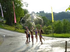 Die Mädchen trotzen der Hitze mit kreativen Wasserspielen. (Bild: Reitferiencamp mit Maultieren, Willisau, 21. Juli 2019)