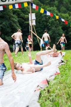 Auch die Jungwacht Altishofen hat sich eine eigene Wasserrutsche gebaut. (Bild: Manuela Jans-Koch, Lungern, 11. Juli 2019)