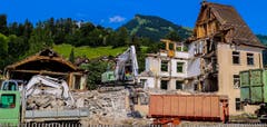 Jetzt mit freier Sicht auf den Stockberg. Abriss des Hagmann'schen Haus in Nesslau. (Bild: Renato Maciariello)