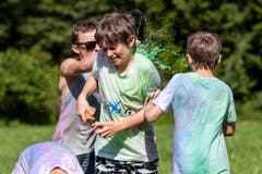 Bei der Farbwasserschlacht wird die Kleidung nicht nur nass, sondern auch farbig. (Bild: Philipp Schmidli, Willisau, 7. Juli 2019)