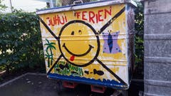 Juhui Ferien! Abfallcontainer einer Schule in Arbon. (Bild: Doris Sieber)