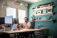 Schön eingerichtet hat es sich Ivo Amarilli mit seinem Arbeitskollegen von der Videocontent-Agentur Madcom. Ihrem Büro sieht man den Container nicht an.