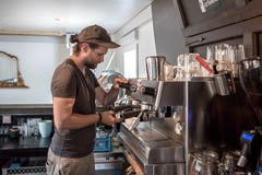 Barchef Patrick Theiler sorgt im «Magazin» für die Verköstigung der Gäste.