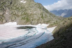 Das wäre doch ein Ort, um sich abzukühlen. Nur ist das mit einer mehr oder weniger grossen Anstrengung verbunden. Aber auf jeden Fall ein lohnendes Ziel zwischen Leitschachhütte und Kröntenhütte. (Bild: Hans Zgraggen-Ziegler, Erstfeld, 22. Juli 2019)