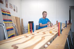 Das Kugelspiel Nosyphos von Walter Keiser kann man in seinem Showroom ausprobieren. Firmen mieten es etwa zur Teambildung.