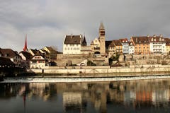 Die Altstadt von Bremgarten spiegelt sich in der Reuss. (Bild: Josef Habermacher, 24. Juli 2019)