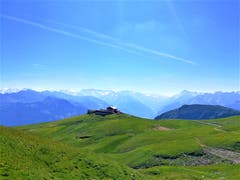Auf der Rundwanderung auf dem Schönbüel/OW hat man eine traumhafte Aussicht auf die Berge. Im Vordergrund sieht man das Bergrestaurant Schönbüel. (Bild: Urs Gutfleisch, Schönbüel, 23. Juli 2019)