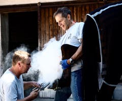 Heisser als die Sommerhitze. Hufschmied bei der Arbeit im Reitzentrum Brütsch in Schlatt. (Bild: Emil Straub)