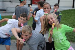 Eine süsse Abkühlung für Dean, Ennio, Vincenzo und Zoe. (Lagerbild: Pfarreilager Neuenkirch, Melchtal, 20. Juli 2019)