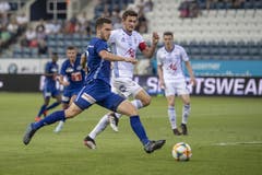 Otar Kakabadze (FC Luzern, links) FC Luzern und Jakup B. Andreasen (dahinter) . (Bild: KEYSTONE/Urs Flueeler)
