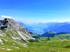 Traumhafte Aussicht auf den Brienzersee, aufgenommen auf dem Mändli im Gebiet Schönbüel. (Bild: Urs Gutfleisch, 23. Juli 2019)