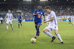 Eric Tia (FC Luzern, links) und Deni Pavlovic. (Bild: KEYSTONE/Urs Flueeler)