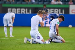 Torbjoern Grytten, Jesper Brinck und Jakup Biskopstoe Andreasen (Klaksvik) nach dem Spiel enttaeuscht(Martin Meienberger/freshfocus)