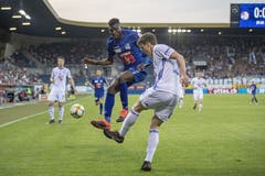 Eric Tia (FC Luzern, links) und Deni Pavlovic. (Bild: KEYSTONE/Urs Flueeler)