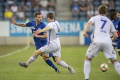Orar Kakabadze (FC Luzern, links) und Isak Simonsen (Mitte). (Bild: KEYSTONE/Urs Flueeler)