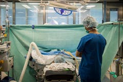 Der Anästhesist überwacht während der Operation ständig die Patientin und deren Werte. (Bild: Reto Martin)