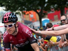 Geraint Thomas wird vor dem Start zur 19. Etappe von einer Zuschauerin angefeuert (Bild: KEYSTONE/AP/THIBAULT CAMUS)