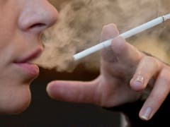 Jedes Jahr sterben weltweit 8 Millionen Menschen durch Tabakkonsum. Die Weltgesundheitsorganisation WHO kritisiert, es gebe noch zu wenig Hilfe beim Ausstieg aus der Sucht. (Bild: KEYSTONE/ALESSANDRO DELLA BELLA)