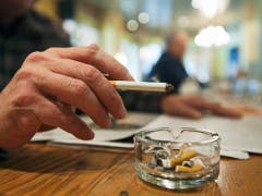 1,1 Milliarden Menschen weltweit rauchen. Bei Hilfen zur Entwöhnung hapert es gemäss der Weltgesundheitsorganisation WHO noch. (Bild: KEYSTONE/ALESSANDRO DELLA BELLA)