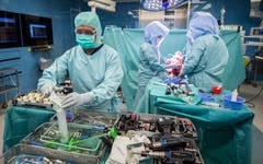 Der Technische Operartionsassistent mischt den Knochenzement an. (Bild: Reto Martin)