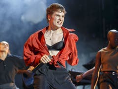 Machopose auf der Paléo-Bühne: Die französische Sängerin Héloïse Letissier von Christine and the Queens begeisterte das Publikum mit ihren energiegeladenen Tanzeinlagen. (Bild: KEYSTONE/SALVATORE DI NOLFI)