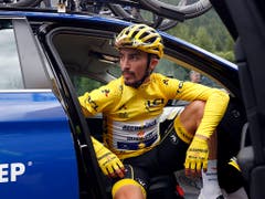 Nach dem vorzeitigen Abbruch der 19. Etappe wartet Julian Alaphilippe, der das Gelbe Trikot nicht verteidigen konnte, sitzend im Deceuninck-Teamauto auf weitere Informationen (Bild: KEYSTONE/AP/THIBAULT CAMUS)