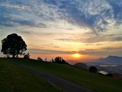 Wunderschöner Sonnenaufgang heute Morgen auf dem Holderchäppeli/LU. (Bild: Urs Gutfleisch, 26. Juli 2019)