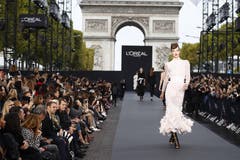 Ein Model schreitet im Rahmen der Fashion Week über einen Laufsteg. (Bild: Imago)