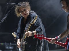 The Cure feierten am Paléo ihr 40. Bandjubiläum: Sänger Robert Smith (links) zusammen mit dem Bassisten Simon Gallup während ihres mitreissenden Konzerts. (Bild: KEYSTONE/MARTIAL TREZZINI)