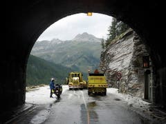 Auf die Schnelle konnte die Strasse nach dem heftigen Regen- und Hagel-Schauer nicht hergerichtet werden (Bild: KEYSTONE/EPA/YOAN VALAT)