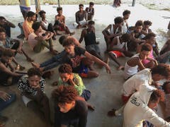 Sie haben die Tragödie vor der libyschen Küste überlebt. Am Freitag wurden nach der Bootstragödie vom Donnerstag 62 Todesopfer aus dem Mittelmeer geborgen. (Bild: KEYSTONE/AP/HAZEM AHMED)