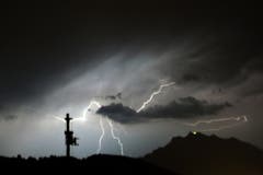 Nach langer Trockenzeit entlud sich endlich ein Gewitter über Buchrain, das ein bisschen Wasser und Erfrischung spendete. Das Gewitter war gemäss des Lesers nur lokal aktiv, das Rontal blieb verschont. (Bild: Eric Bohnenblust, Buchrain, 26. Juli 2019)