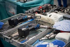 Die Säge und die Akkubohrmaschine liegen bereit. (Bild: Reto Martin)