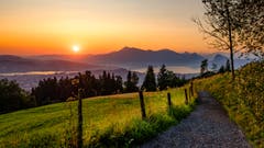 «Es war ein herrlicher Morgen mit angenehmen Temperaturen. Um 5 Uhr bin ich losgewandert bei der Talstation. Um 6 Uhr war ich beim Aufnahmestandort um diesen wundervollen Moment mit der Kamera festzuhalten», schreibt Leser Roland Bucheli. (Bild: Roland Bucheli, aufgenommen unterhalb Krienseregg, 24. Juli 2019)